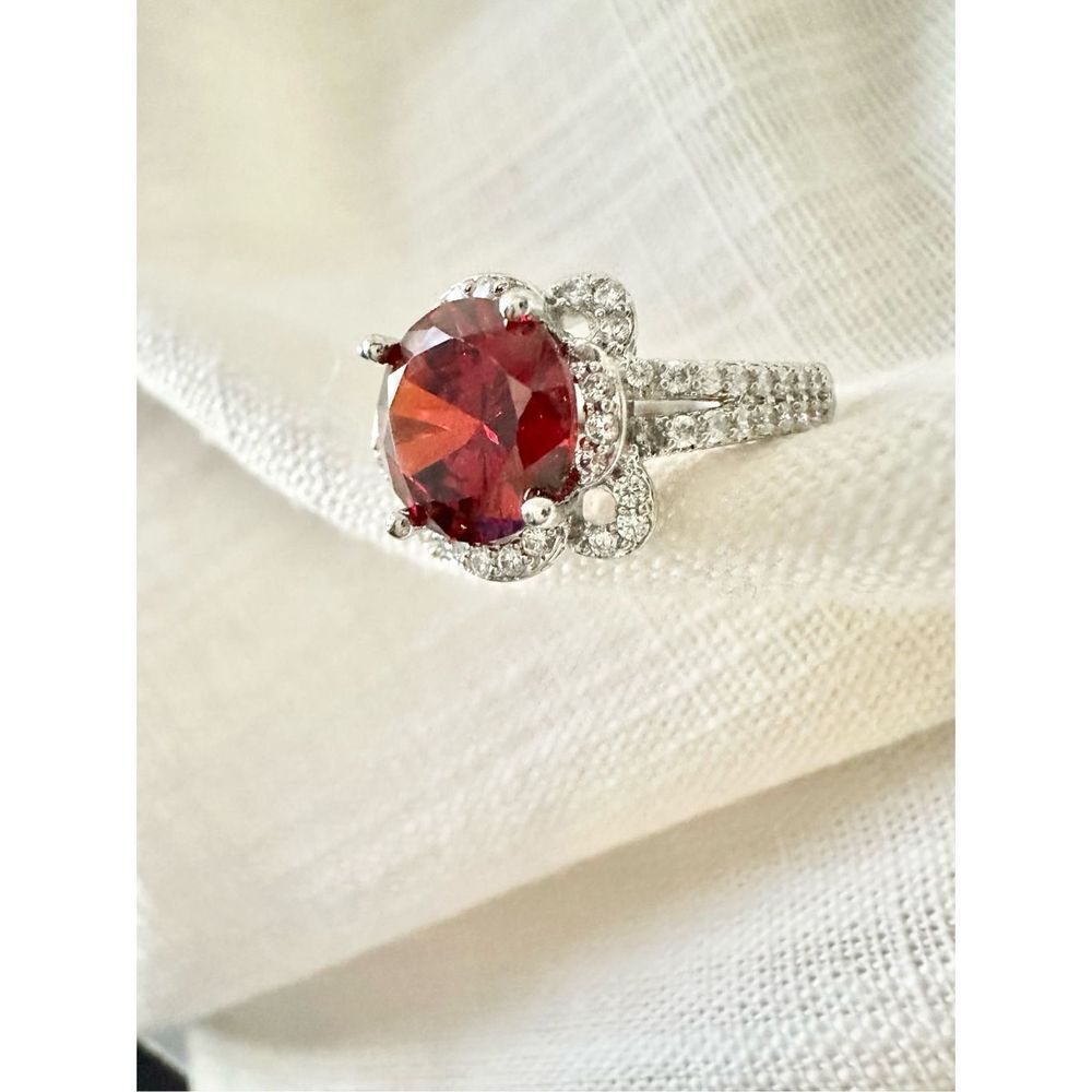 Adjustable ruby red round cut cocktail ring - Picture 3 of 4